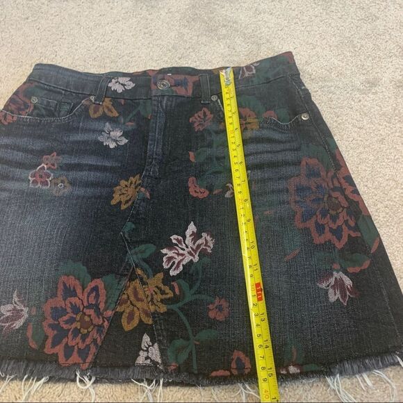 7 For All Mankind Skirt Size 27 Denim Mini A Line Floral Art Raw Hem Black - Picture 11 of 14